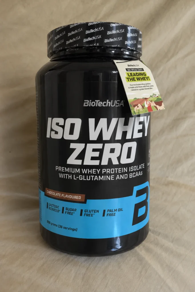 Pot noir d'Iso Whey Zero BioTechUSA goût chocolat 908 g posé sur un drap en lin