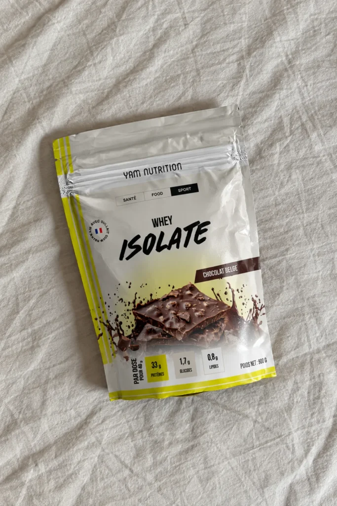 Sachet de Whey Isolate YAM Nutrition goût chocolat posé à plat sur un drap